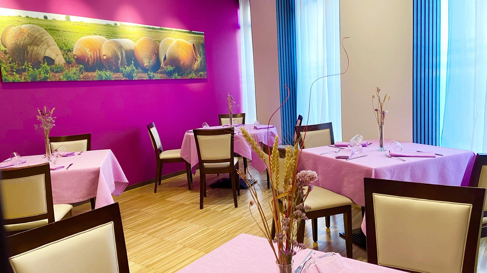 Vista del acogedor y colorido comedor. © Azafrán