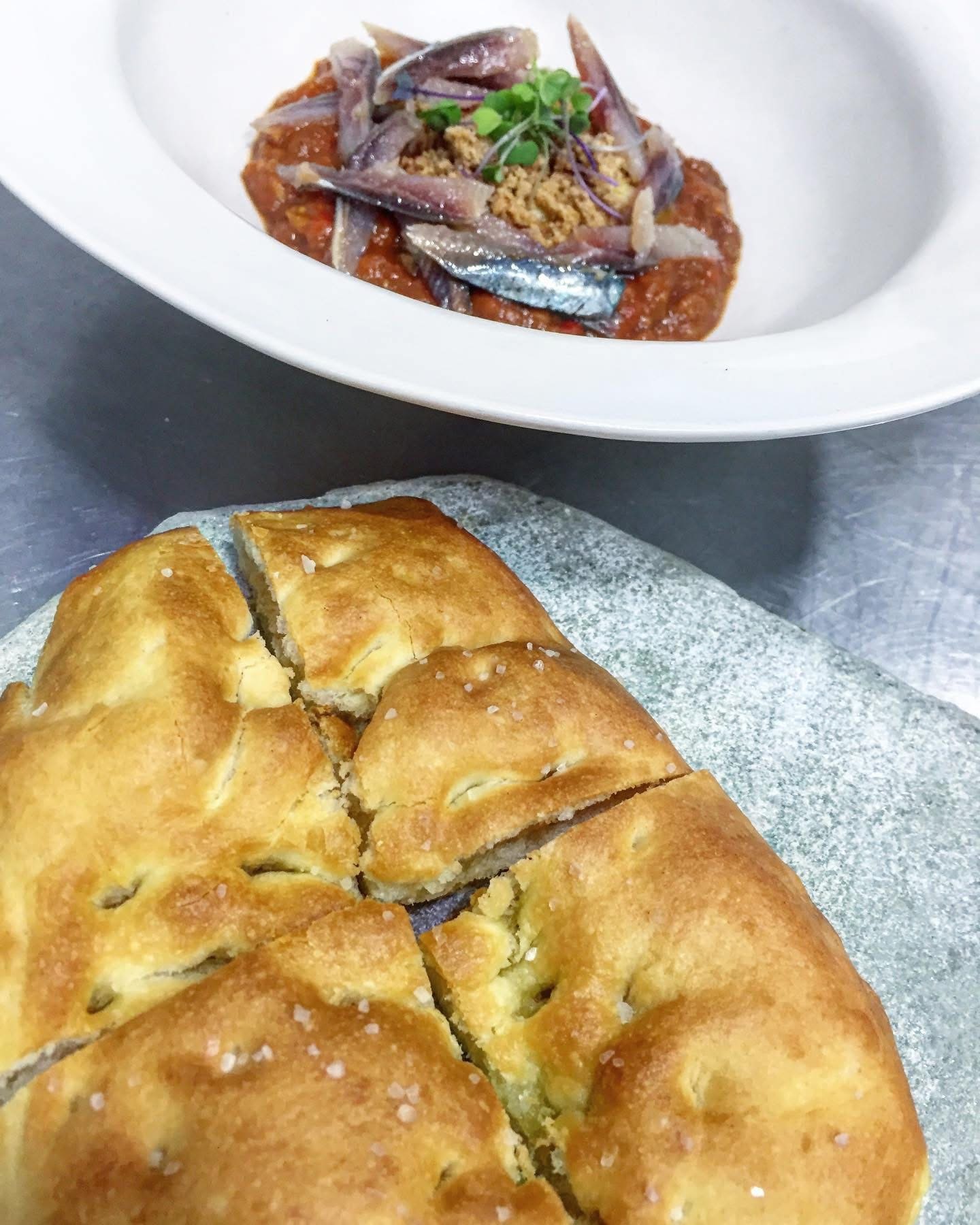 Asadillo manchego y pan de aceite, este último elaborado también por ellos mismos. © Azafrán