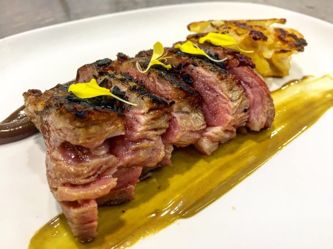 Pluma ibérica con pistacho local. © Azafrán