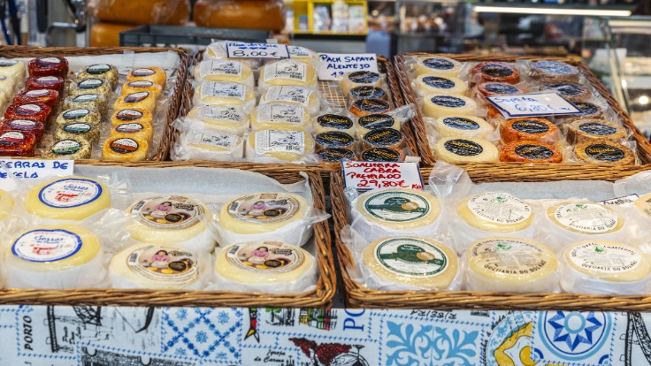 Fromagerie au marché de Bolhão, Porto © J2R/iStock