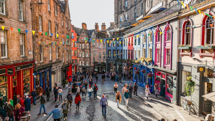 Victoria Street dans la vieille-ville d'Edimbourg © Guven Ozdemir/iStock
