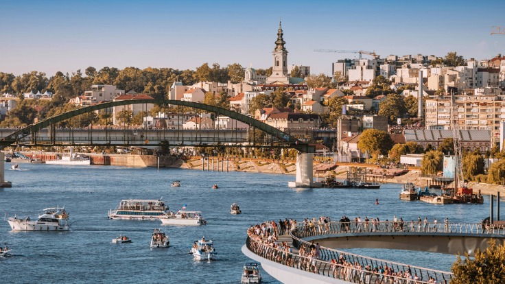 Le pont piétonnier moderne sur la rivière Sava à Belgrade © frantic00/iStock