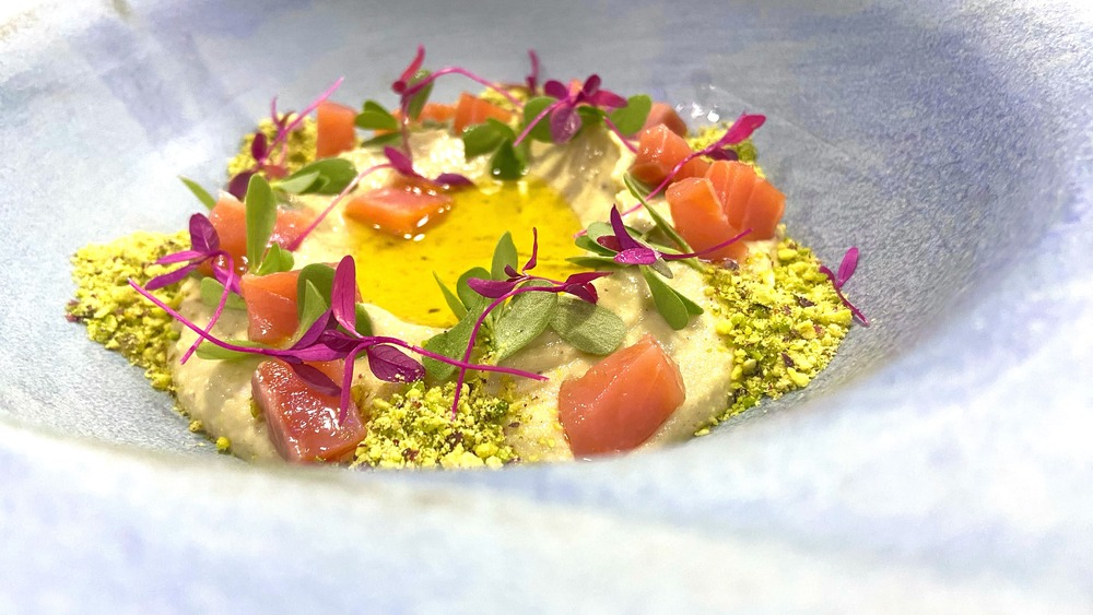 Hummus con pistacho local, trucha ahumada y verdolaga. © Azafrán