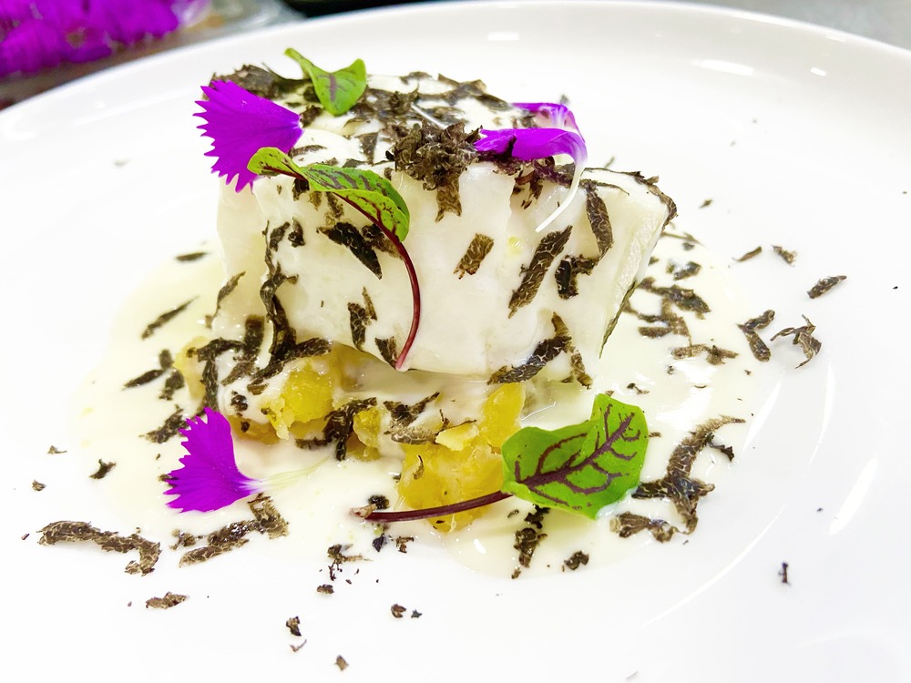 Bacalao, boniato blanco, queso manchego... y un poco de trufa negra. © Azafrán