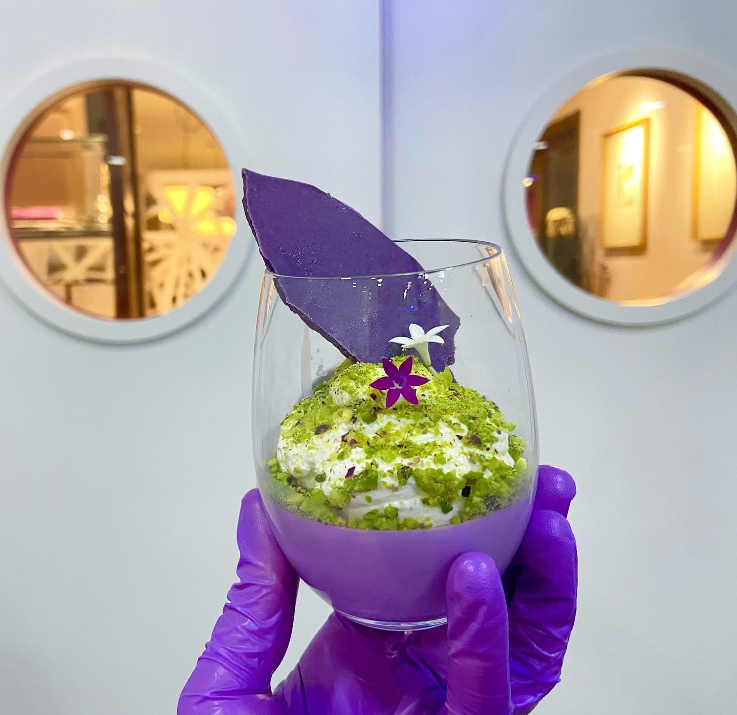 Violetas con pistacho local y azafrán. © Azafrán