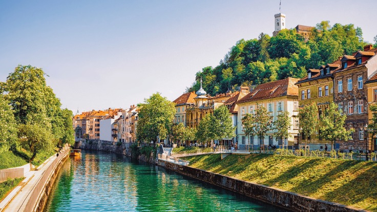 Bord de l’eau de la rivière Ljubljanica et vieux château Ljubljana © RomanBabakin/iStock