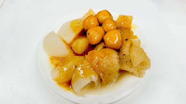 Hop Yik Tai in Sham Shui Po remains a destination for traditional curry fish balls. (©MICHELIN)
