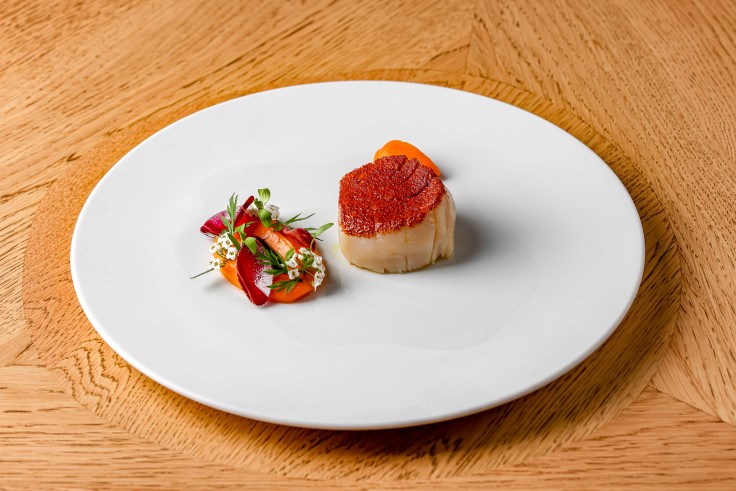 A Hélène Darroze signature of roasted scallop with tandoori spices. © Justin De Souza