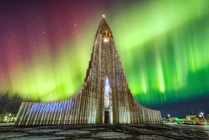 The aurora borealis over Hallgrímskirkja church in Reykvavík. © Eloi_Omella