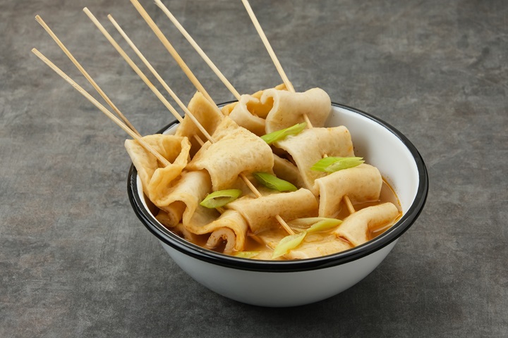 Korean eomuk are flatter, simmered in broth and mild in taste. (©Shutterstock)