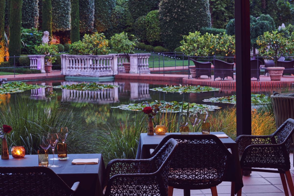 Terrasse mit Blick auf den Seerosenteich © Gianni Baumann