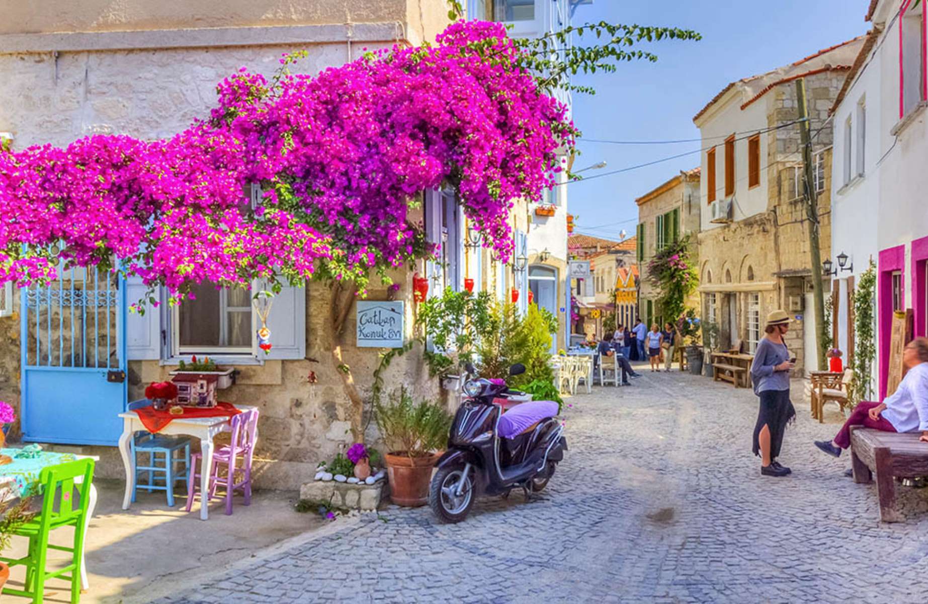 Alacati, Izmir © nejdetduzen/iStock