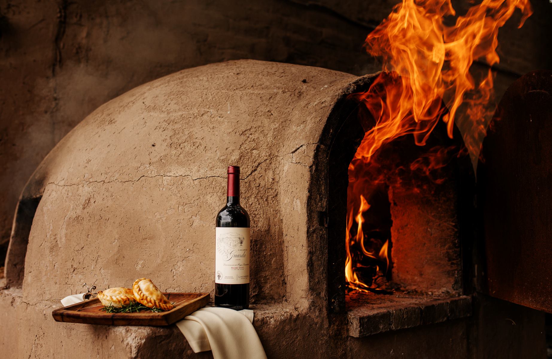 Clay-oven empanadas at Fogón Cocina de Viñedo. © Bodega Lagarde