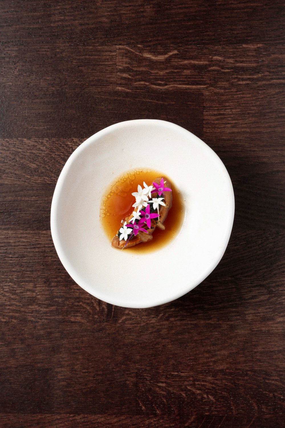 Abalón con huevos de caracol y caldo de costilla. © Francis Rosso/EMi