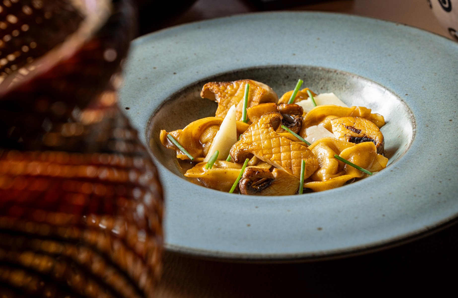 O restaurante Clandestina explora produtos brasileiros pouco conhecidos sob a ótica leve e elegante da chef Bel Coelho. © Raphael Criscuolo/Clandestina