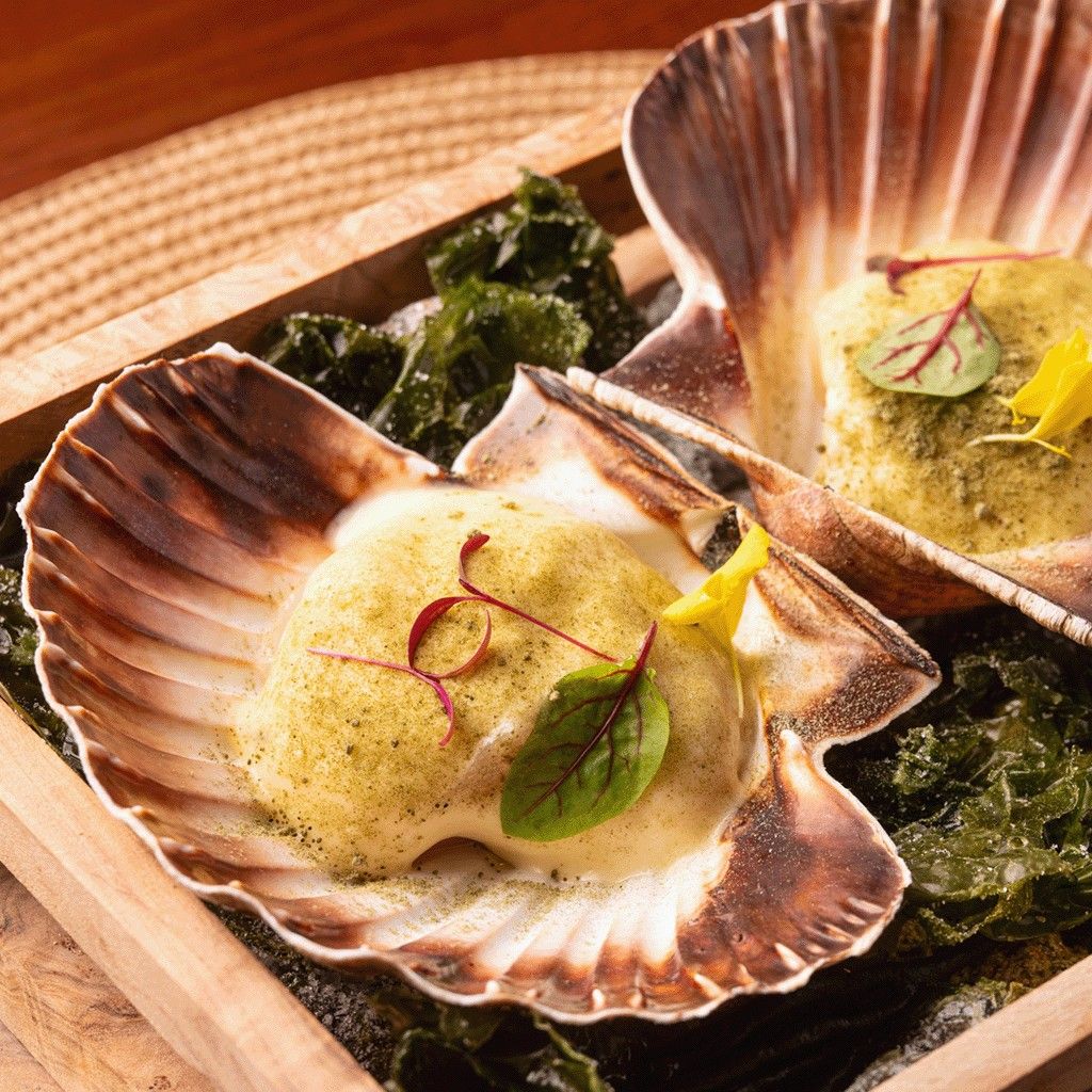 Vieira gallega ahumada, emulsión de Treixadura y mantequilla tostada. © Garabato-Photo/Pazo de Toubes