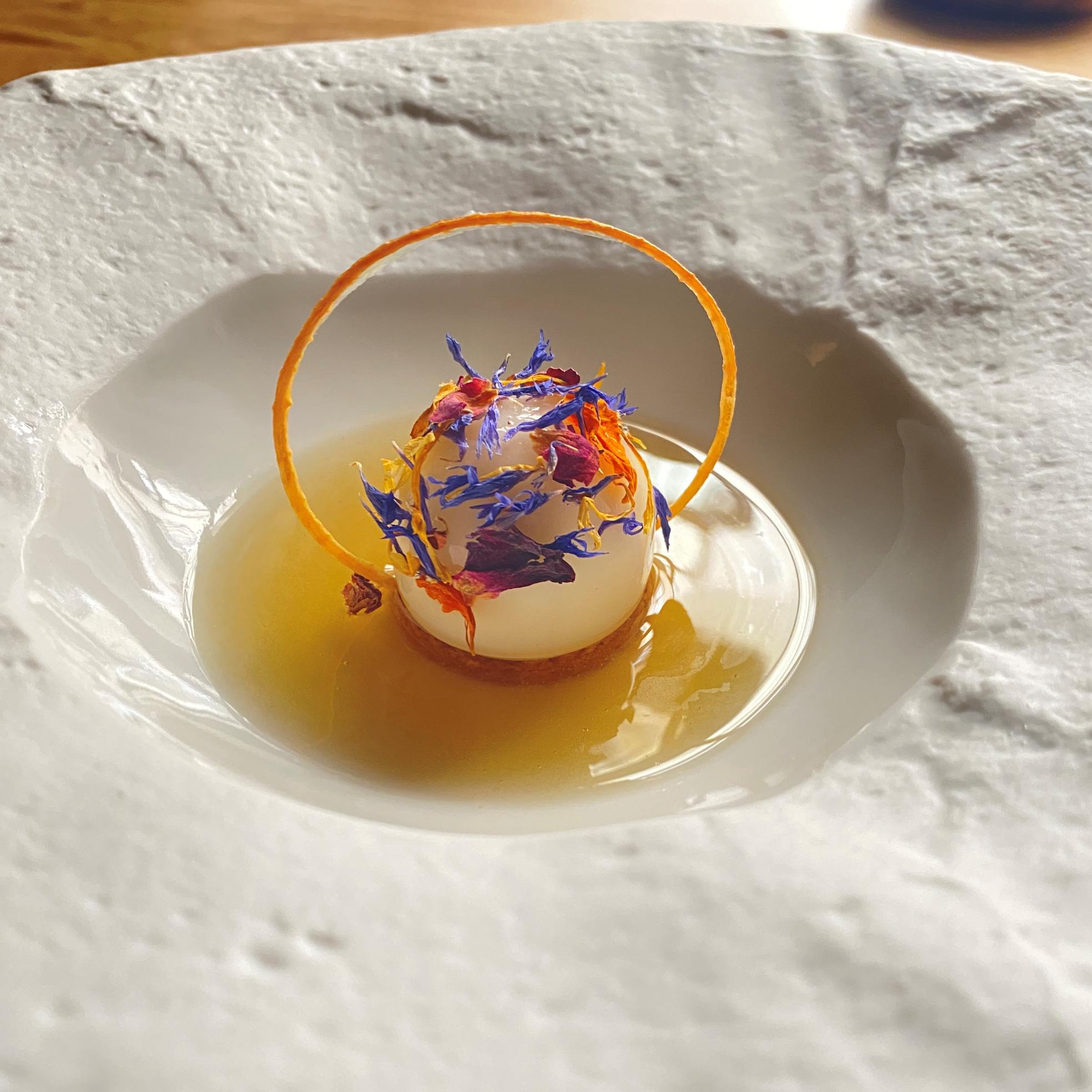 Ravioli de cebolla cremoso, sobre bizcocho de cebolla y un consomé de cebolla con vino blanco. © Eva Urru/Yo