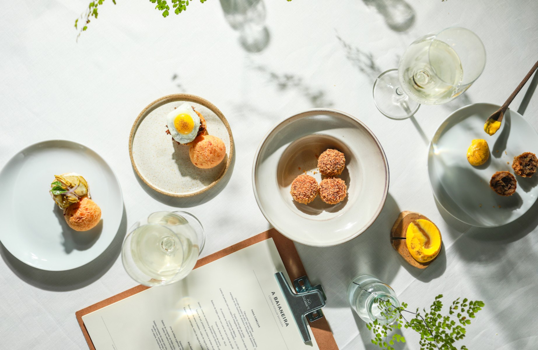 Quitutes que combinam tradição e sabor no restaurante A Baianeira - MASP. © Madelaine Seagram/A Baianeira - MASP