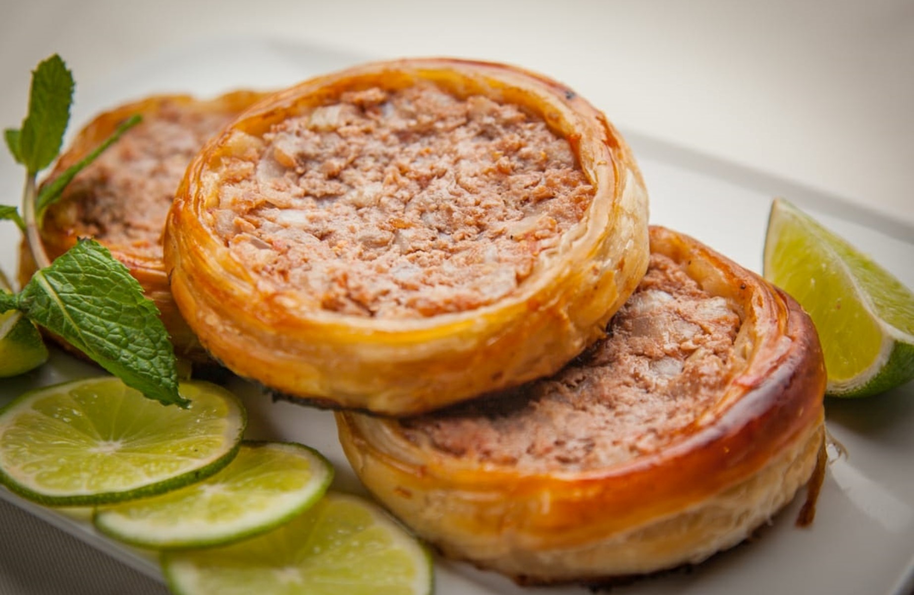 Esfiha folhada aberta de carne, do Brasserie Victória, um clássico da cozinha árabe em São Paulo. © Briquet/Brasserie Victória