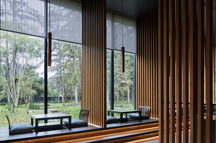 The restaurant, imbued with the same serene and relaxed atmosphere, completes the experience.