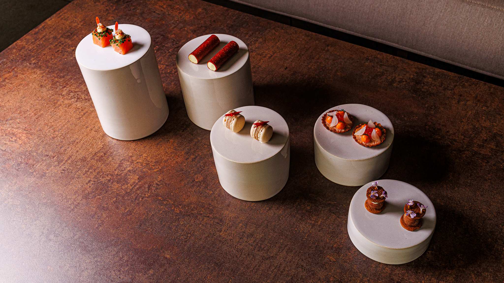 Diego Gallegos, el 'chef del caviar' trabaja sin descanso para ofrecer propuestas innovadoras y respetuosas con el entorno en Sollo. © Gorka/Sollo