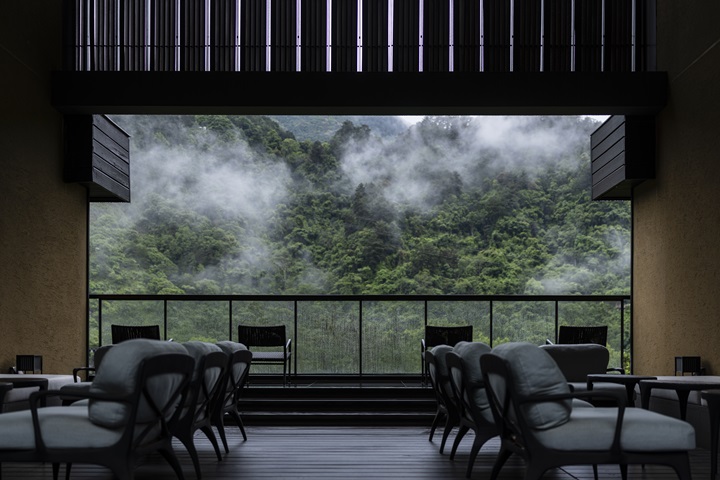 The open-air courtyard Kazenoma (meaning the space of wind) uses latticed screens to dissolve the boundary between indoors and outdoors.