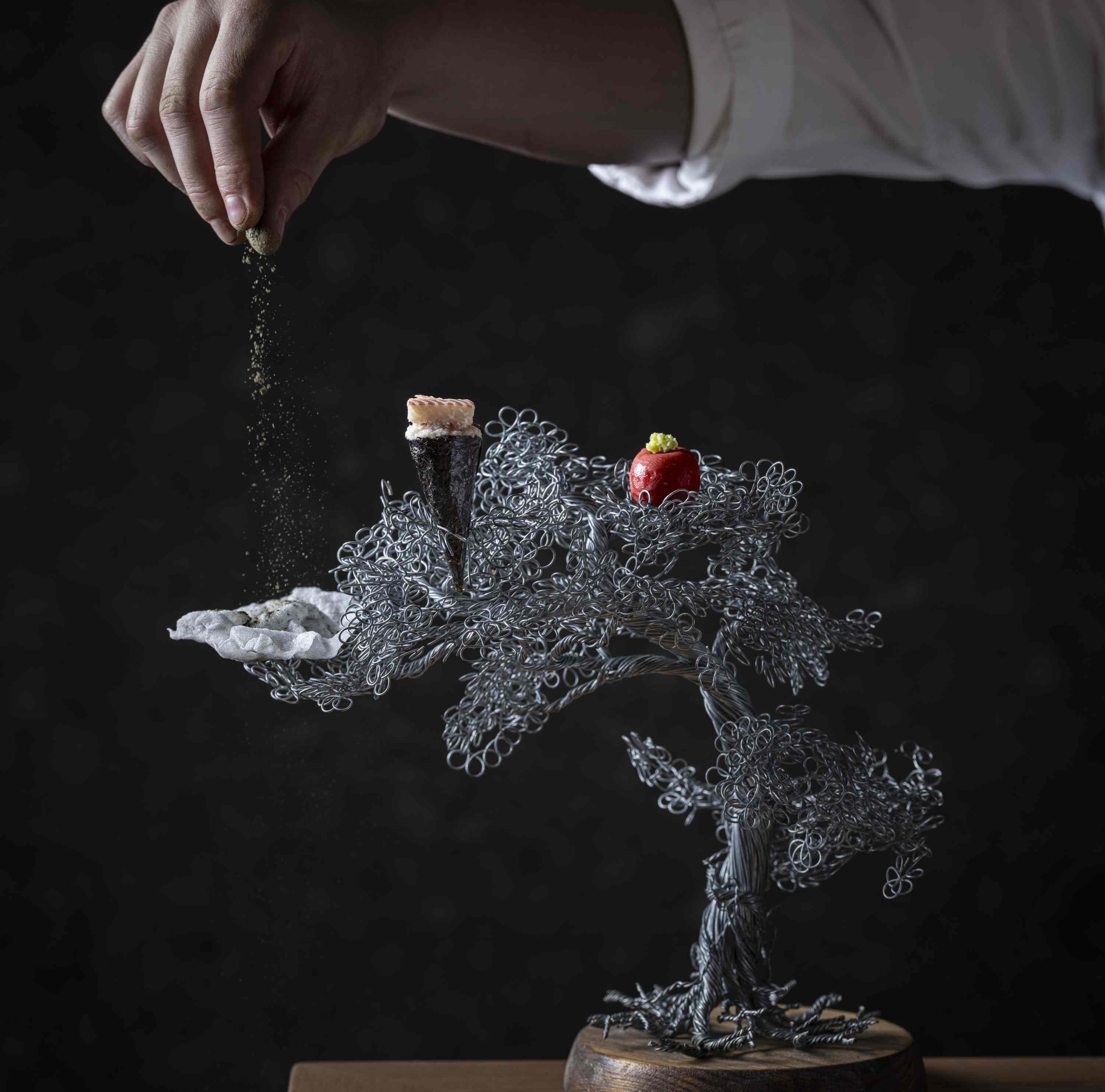 Precisión absoluta y productos del día, propuesta exclusiva para los diez comensales de Nintai. © Miquel Ponce/Nintai