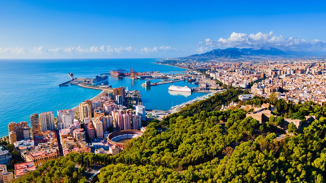 Vista panorámica de la ciudad de Málaga, epicentro de la Costa del Sol. © saiko3p/iStock