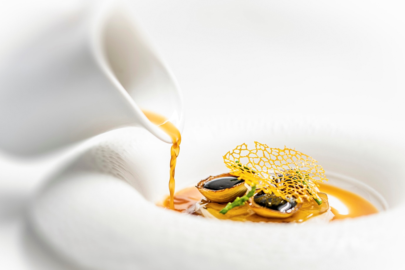 Skina, con dos Estrellas MICHELIN, invita al comensal a un viaje sensorial extraordinario. © Jonathan Hevia/Skina