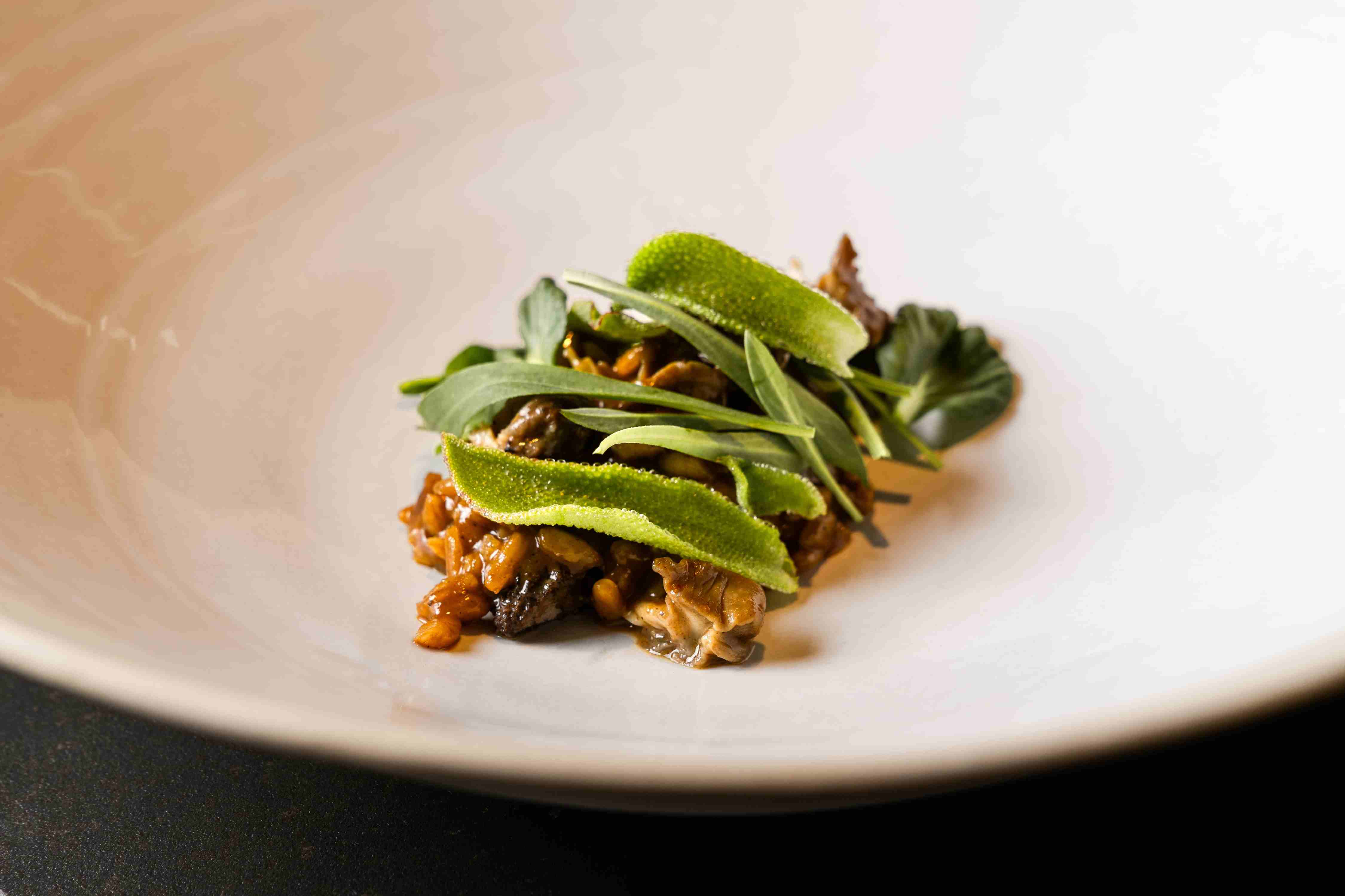 El humo y las largas cocciones son el denominador común de la culinaria de Kaleja. © GOMA/Kaleja