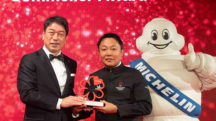 「マノワ」中村豪志氏(中央)「ミシュランガイド東京2026」セレモニーにて、ソムリエアワード受賞 © Hisashi Yoshino / The MICHELIN Guide