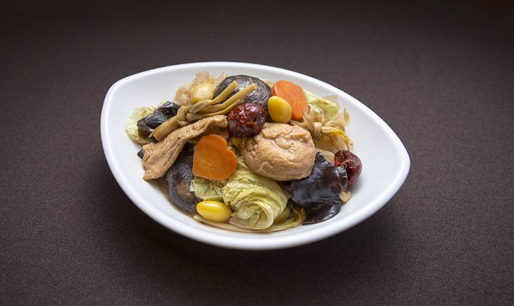 Braised assorted vegetables with red fermented bean curd is simmered in house-made fermented red bean curd sauce with beancurd sheets, shiitake mushrooms, wood ear and daylily. Tofu puffs are added only just before serving to retain their best texture. (©Yip Hon Yu/Hung's Delicacies)