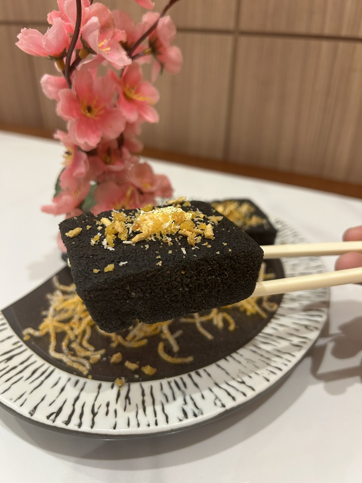 popular black garlic charcoal tofu 黑蒜竹炭豆腐 Hung's delicacies 阿鴻小吃.jpg