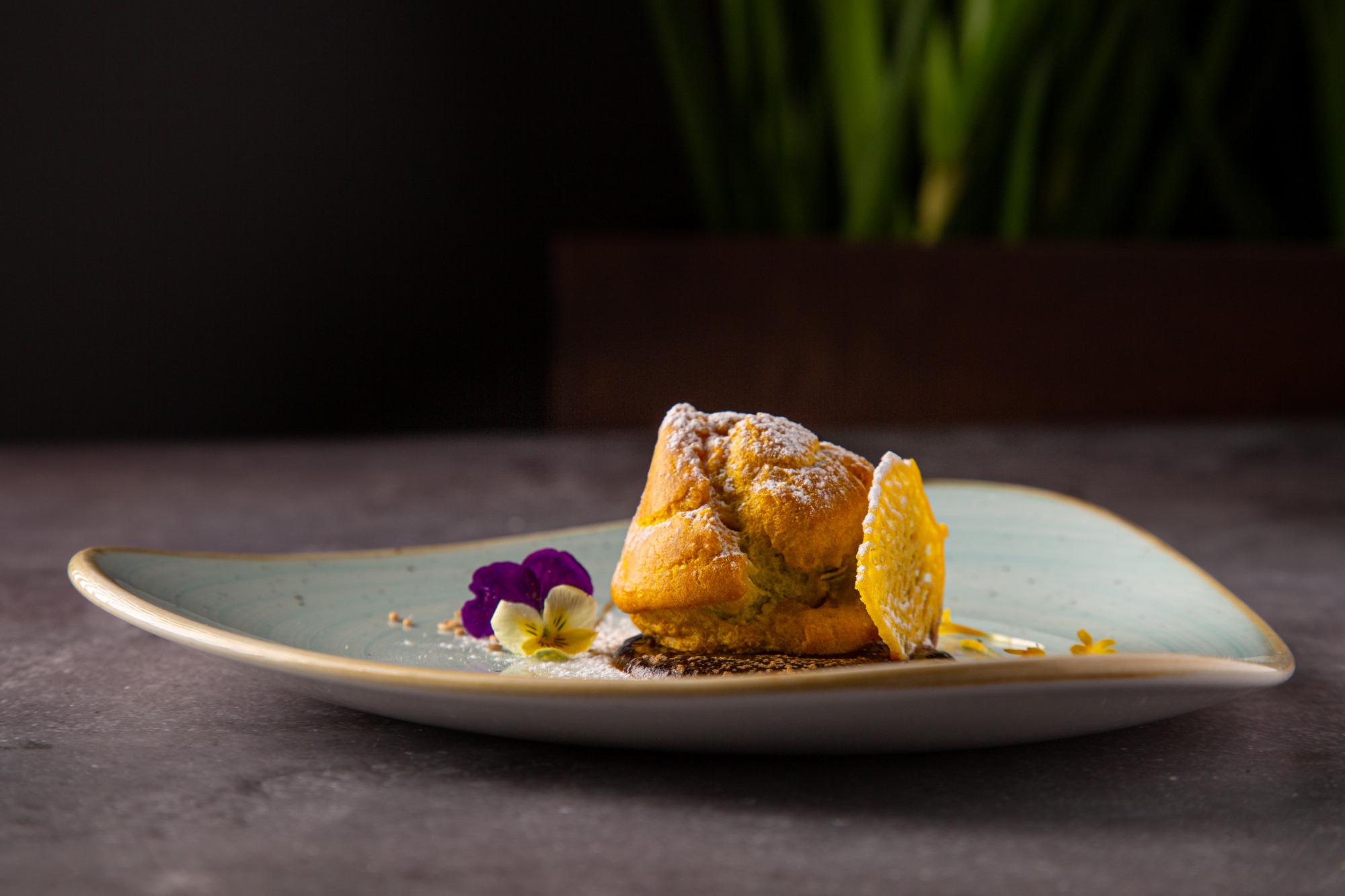 Profiterol de perdiz escabechada y berenjena, uno de los pases del menú degustación. © Granero