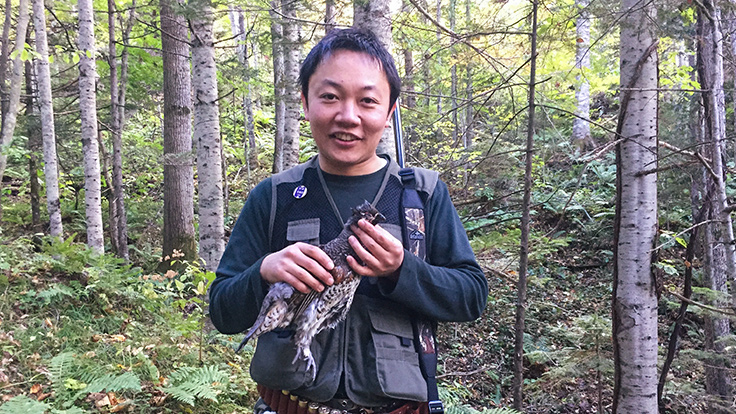 北海道・道東の森で蝦夷雷鳥を手に。狩猟を通じて生産者や自然と関わりながら、食の原点に向き合う © Tsuyoshi Nakamura / MANOIR