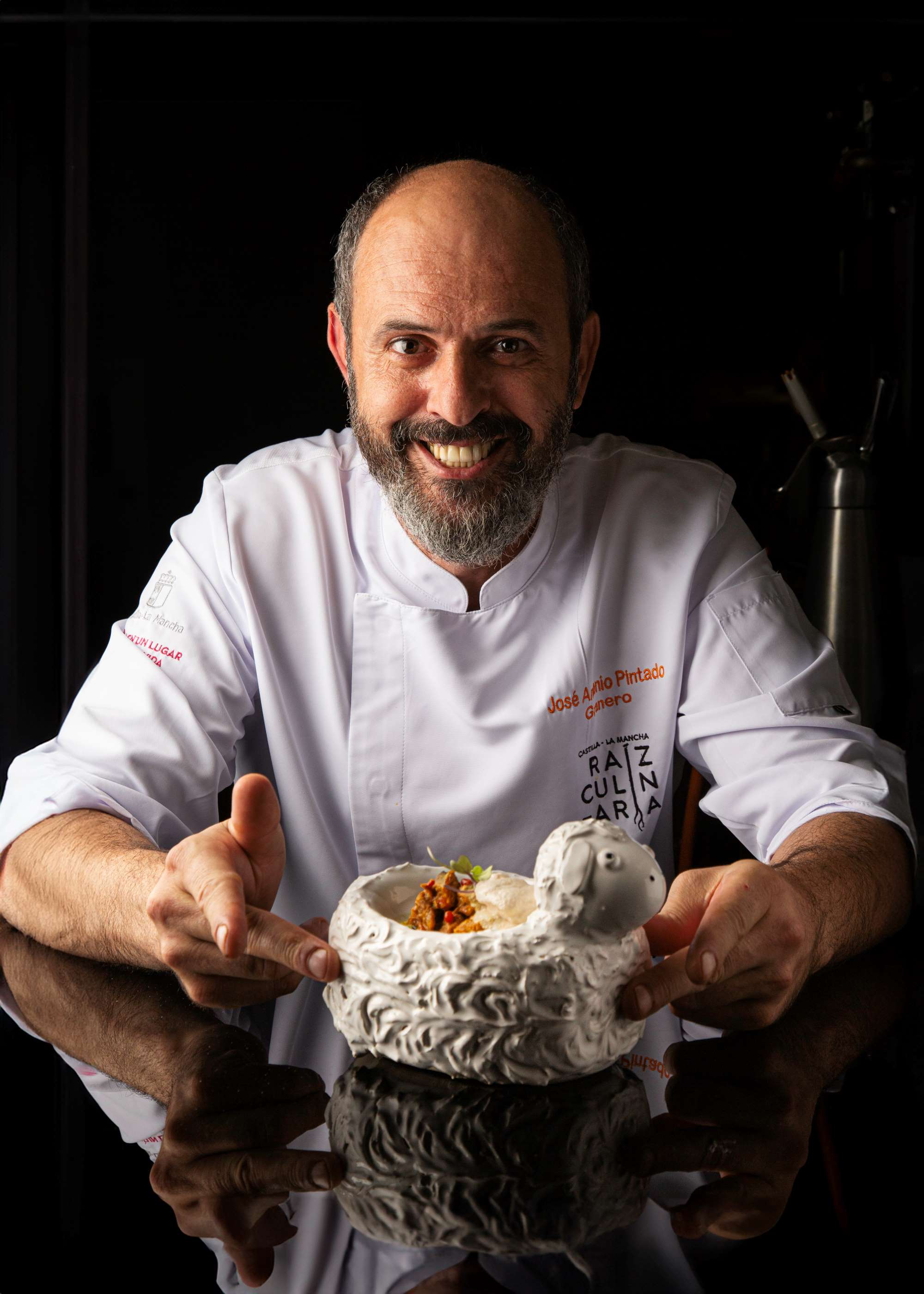 El chef José Antonio Pintado (Pinty) mostrándonos uno de sus platos. © Granero