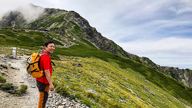 山梨県南アルプス市・北岳の稜線にて。奥に見えるのは日本で2番目に高い北岳の山頂。若き日を過ごした芦安の山々を訪ね、原点を思い返す © Tsuyoshi Nakamura / MANOIR