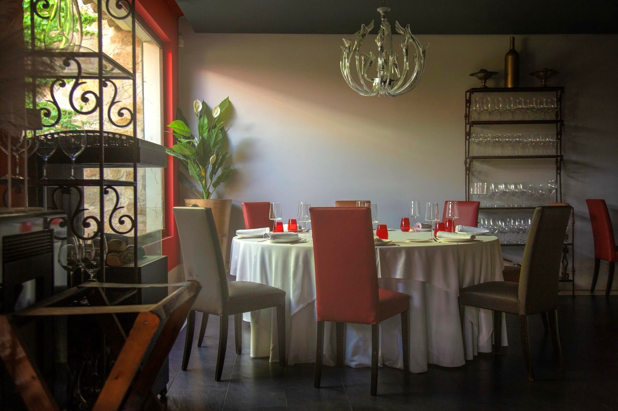 Una de las mesas de la sala. © Granero