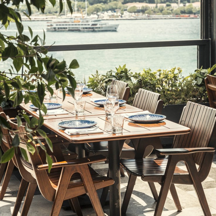 A table at Mürver, with the water shimmering in the background. © Can Mete