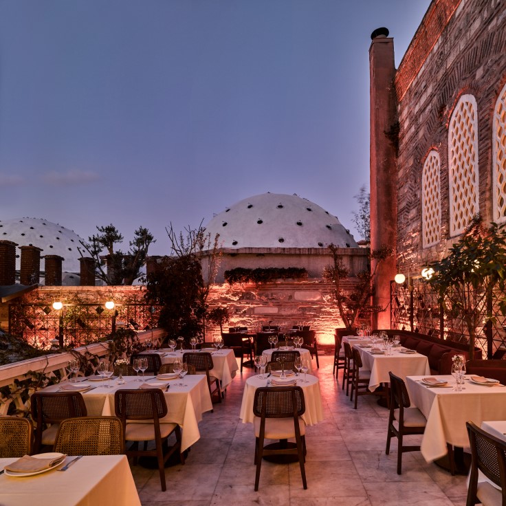 Outdoor dining at Lokanta 1741, the ideal place for a romantic evening. © Lokanta 1741