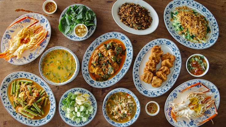 Don’t miss river-inspired delicacies when in Ayutthaya such as at Baan Ta Ko Rai. (© Anuwat Senivansa Na Ayudhya/ MICHELIN Guide Thailand)