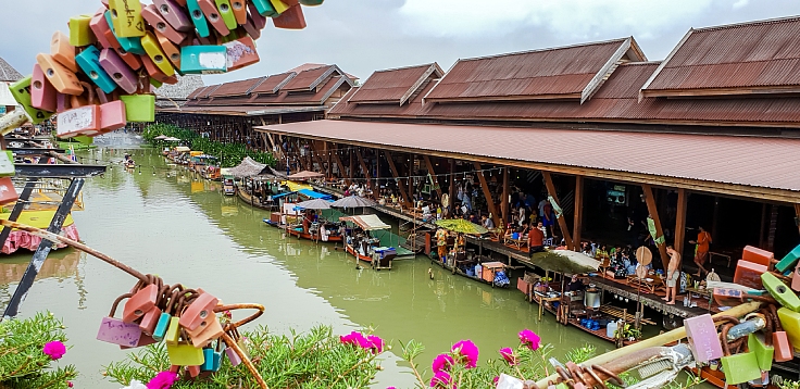 Step back in time at Thailand’s charming floating markets. (© Shutterstock)