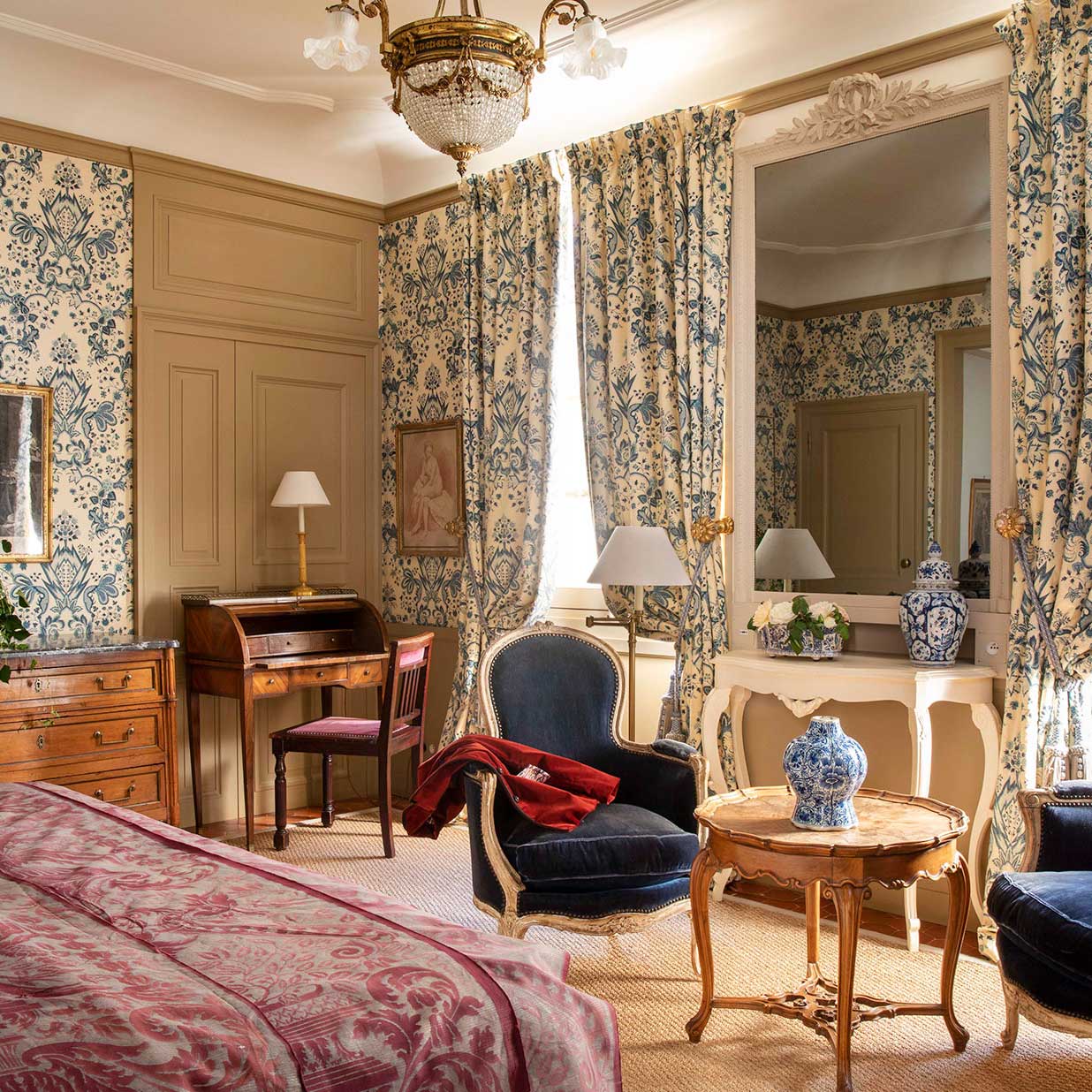 Another serene guest room, dressed in sumptuous drapes. © La Mirande
