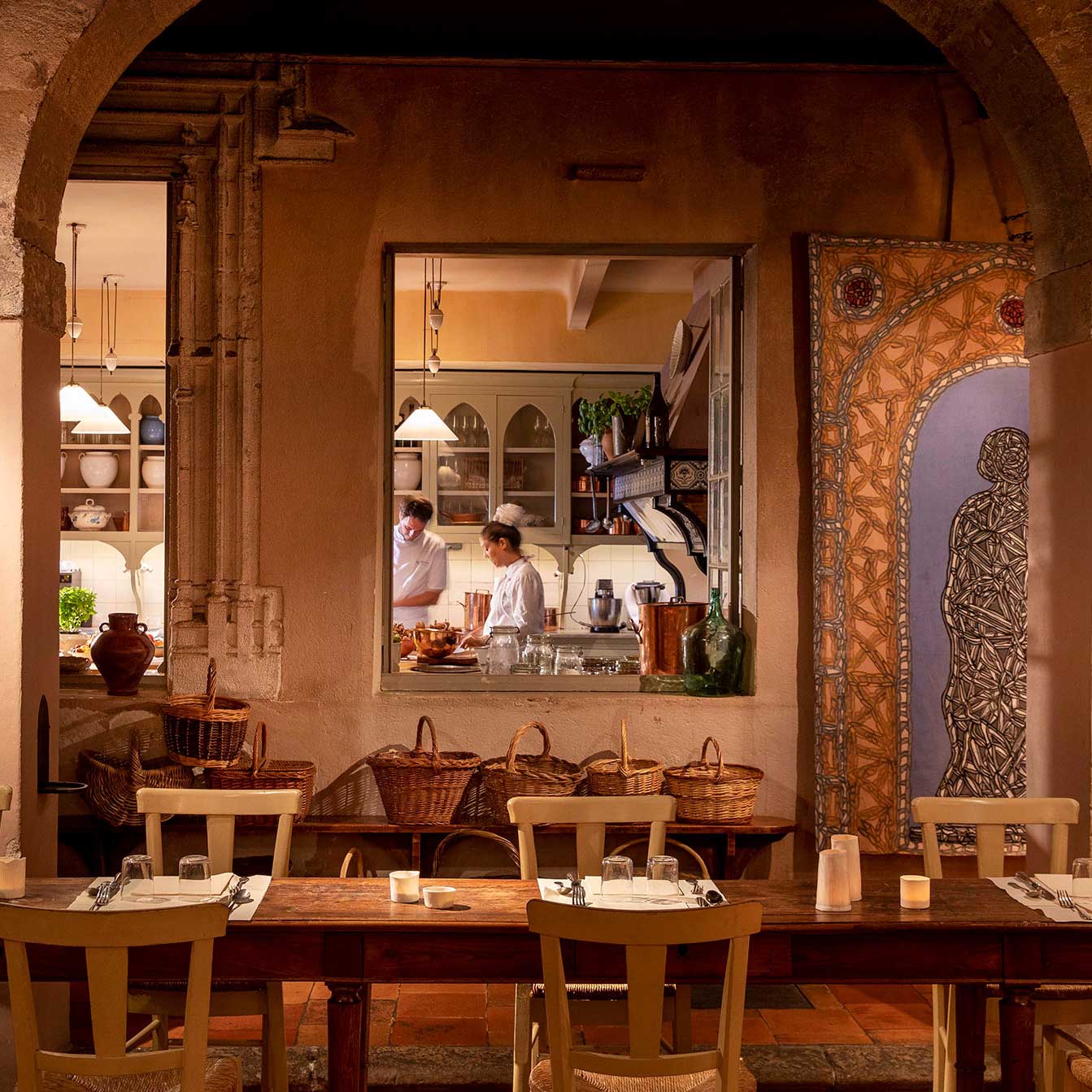 La Mirande’s MICHELIN Star restaurant incorporates the same historic feeling as the hotel itself. © La Mirande