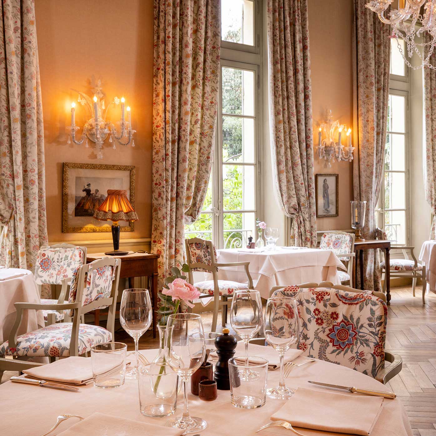 A refined and formal dining room. © La Mirande