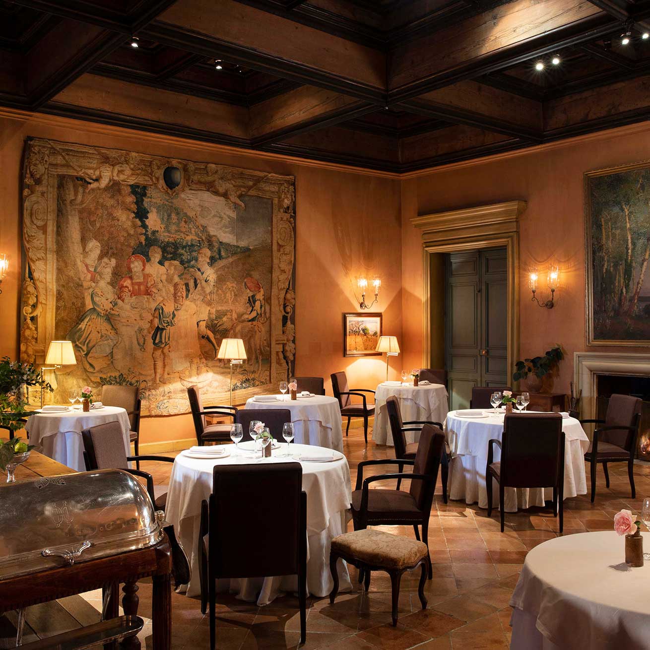 La Mirande’s elegant restaurant, where period décor and fine table settings frame a distinctly Provençal experience. © La Mirande