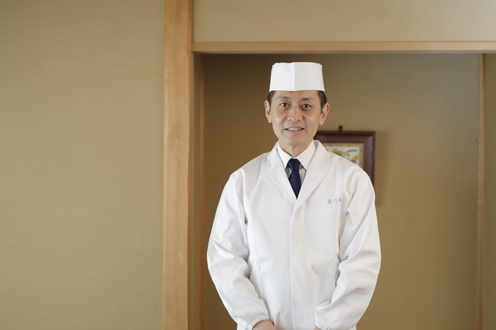 Takuji Takahashi, third-generation owner of Kinobu, devotes his life to refining the art of Japanese cuisine. (©Takuji Takahashi)