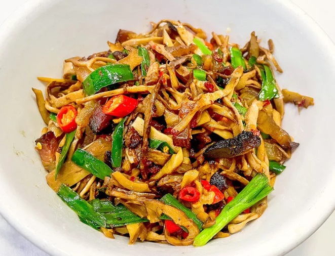 Newly-listed Bib Gourmand  Xiang Bin Xuan (Huayuan Road) offers authentic Hunan cuisine. (©MICHELIN)