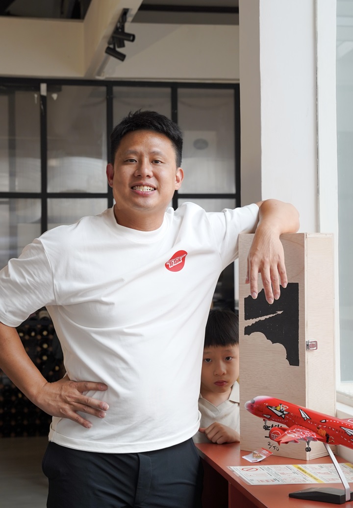 Johnson Wong with his son Gēn, Communal Table by Gēn Bib Gourmand MICHELIN Guide Kuala Lumpur and Penang Malaysia.jpg