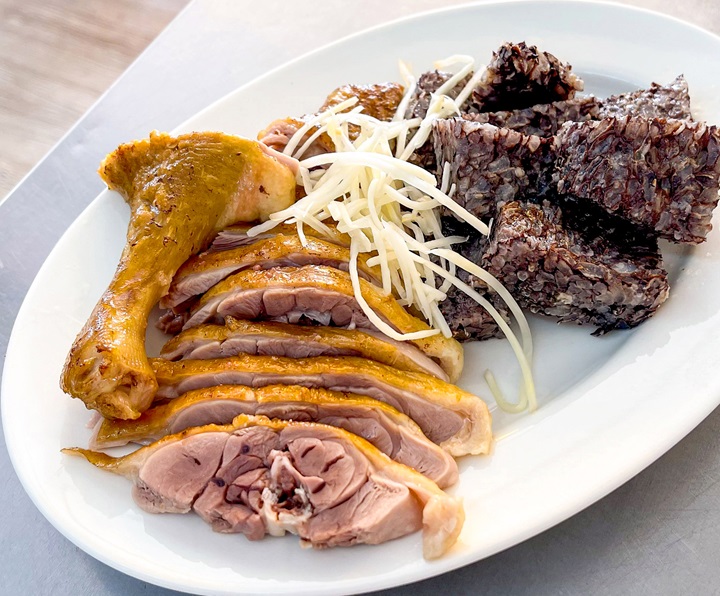 Don’t miss the aromatic smoked duck platter at Duck Zhen (Wufu 4th Road). (© MICHELIN)